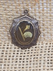 Antique Victorian Pressed Metal Resin Set Flower Pendant 1.5″