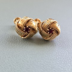 Adorable 1970 Vintage Goldmime Knotted Rope Clip On Earrings Ruby Stone