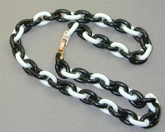 Vintage Crown Trifari Plastic Lucite Black & White Chain Link Necklace 23 5/8″