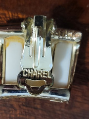 Charel White Molded Lucite Bracelet & Clip On Earrings Set Vintage 1950s/1960s