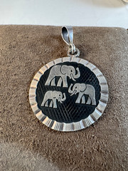 Vintage 950 Silver and black 3 Elephant Round Pendant Marked TV-102