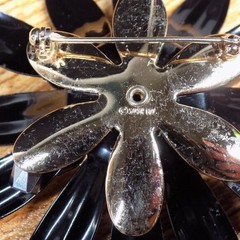 Vintage Sarah Coventry Flower Brooch Black Enamel Gold Tone Metal Big 3-1/8″
