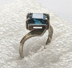 Vintage ring sterling silver 925 Size 8.5 Weight 3.29 g. Blue gem. Gold insert.
