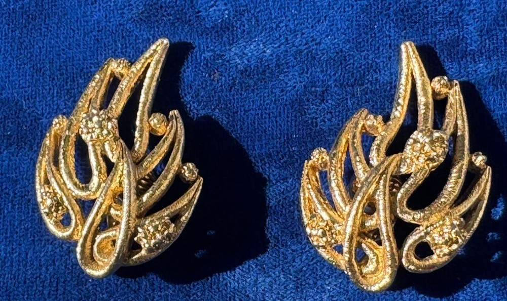 Vintage Monet Pat’d Gold Tone Clip On Earrings Signed Textured Abstract