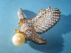 STUNNING SIGNED AD2001 EAGLE W/PEARL PAVE’ CRYSTAL RHINESTONES BROOCH GOLD PLATE