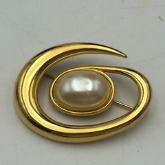 Vintage Monet Signed Goldtone Metal Faux Pearl Jelly Belly Pin Brooch 1.75″