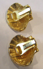 Vtg 2 pc Jewelry Set HOBE’ Large Gold Tone Shell w/Faux Pearl Pin/Pendant &ER’s