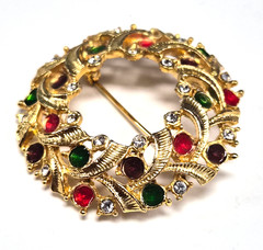 Vintage Gold Tone Rhinestone & Enamel Christmas Wreath Pin / Brooch