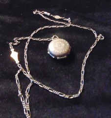 Vtg. 1928 Chain w Round Photo Pendant – OPEN UP FOUR 4 PHOTO CHAMBERS – Unique!
