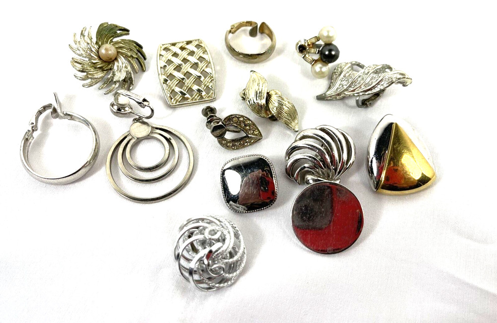 Mixed LOT of VINTAGE Name Brand Fashion SINGLE EARRINGS — No pairs