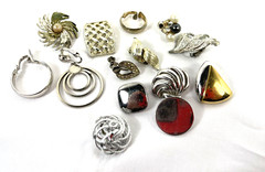 Mixed LOT of VINTAGE Name Brand Fashion SINGLE EARRINGS — No pairs