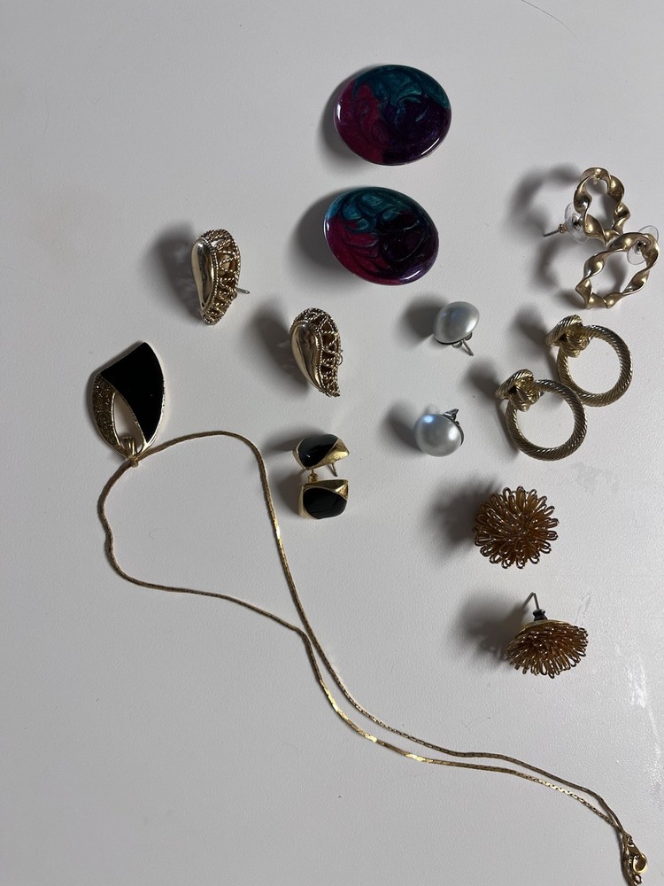VINTAGE COSTUME JEWELRY 7 PAIRS Of Earrings, Necklace Assorted Gold Lot