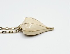 Vintage Direction One Gold Tone Cream Enamel Seashell Pendant Necklace 16″