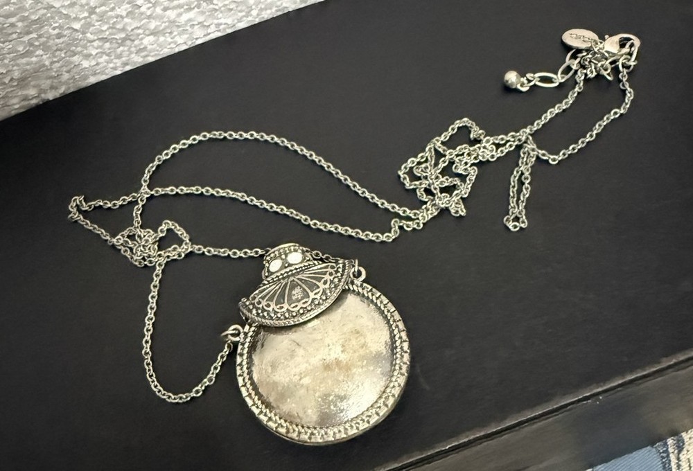 Vintage AEO American Eagle Outfitters Purse Pendant Necklace Snuff Silvertone
