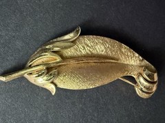 TRIFARI Vintage Brushed Gold Tone Leaf Brooch Pin Art To Wear Cocktail Career
