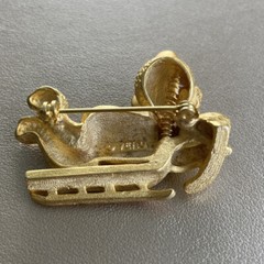 VINTAGE SIGNED VERO GOLD TONE BEAR ON SLED BROOCH PIN