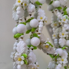 1950’S VINTAGE PLASTIC/LUCITE DAISIES 43″ NECKLACE.