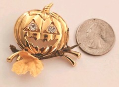 Vintage Avon Fall 1993 Golden Pumpkin Brooch Halloween Rhinestone Eyes Autumn