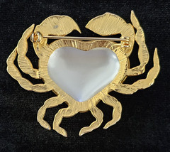 Vtg Lot Gold Tone Nautical Charm Bracelet Sea Turtle & Faux Pearl Crab Brooch