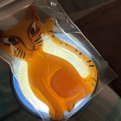 Vintage 13.3g Butterscotch Yellow Bakelite Sitting Cat Painted Pin Brooch