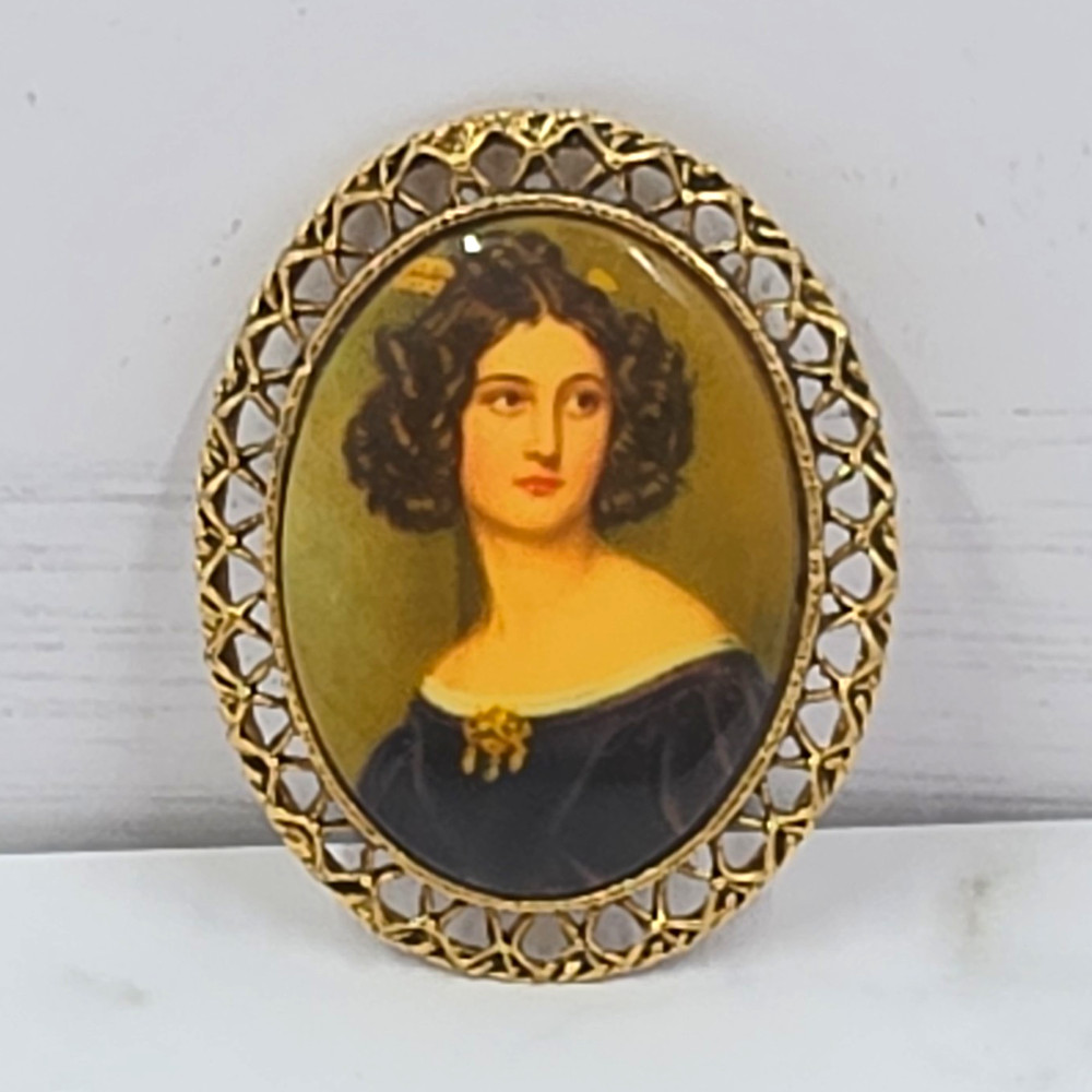 Vintage Oval Portrait Brooch Gold Tone Openwork Filigree Frame Women