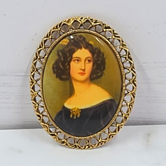 Vintage Oval Portrait Brooch Gold Tone Openwork Filigree Frame Women