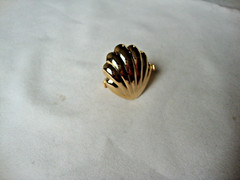 VTG 1970s SCALLOPED SEASHELL GOLD TONE HINGED W/ SAFETY CATCH DRESS/SCARF CLIP