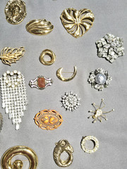 Costume Jewelry 65 + Lot Assorted Brooch & Pins Vintage To Now Gold Silver Tone