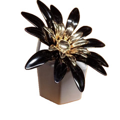 Vintage Sarah Coventry Flower Brooch Black Enamel Gold Tone Metal Big 3-1/8″