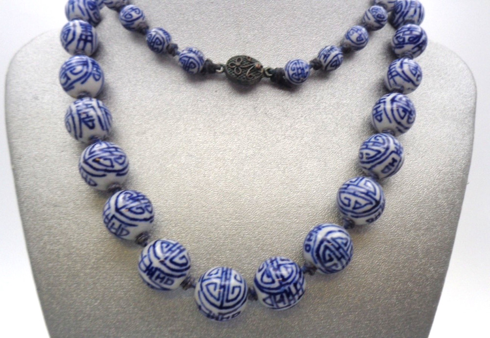 Vintage Chinese Export Hand Knotted Blue & White Graduating Bead Necklace