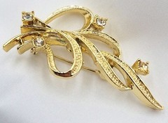 VTG GERRY’S Signed Gold Plated Ribbon Leaf Brooch Pin Openwork Clear CZ Crystals