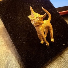 VINTAGE ‘CAT Brooch gold tone cat with crystal accents 0.94 x 0.24