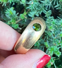 VINTAGE 14K GOLD FLUSH SET GREEN TOURMALINE GYPSY RING VERY HEAVY CHUNKY UNISEX