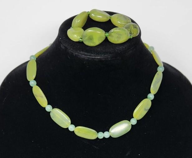 Vintage Green Lucite Faux Jade 18″ Necklace and Elastic Bracelet Set Lightweight