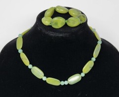 Vintage Green Lucite Faux Jade 18″ Necklace and Elastic Bracelet Set Lightweight