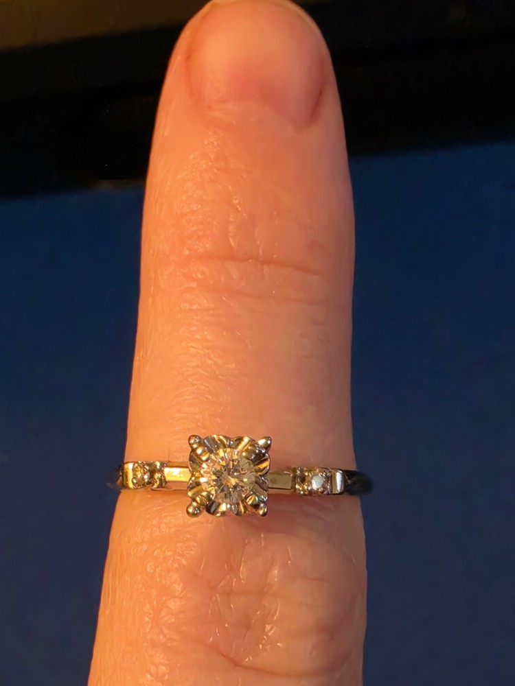 14K WHITE GOLD DIAMOND RING SIZE 7.25, WEIGHT 2.0G