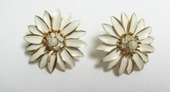 Vintage FRANCOIS Enamel Flower Earrings w/ Rhinestones