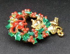 AJC Christmas Wreath Cat Hanging Brooch Pin