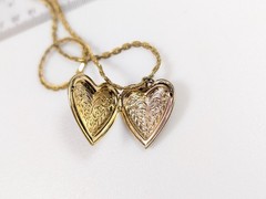 Vtg 1980s Heart Shaped Gold Tone Etched Locket Necklace 24″