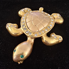 Vtg Lot Gold Tone Nautical Charm Bracelet Sea Turtle & Faux Pearl Crab Brooch