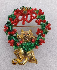AJC Christmas Wreath Cat Hanging Brooch Pin