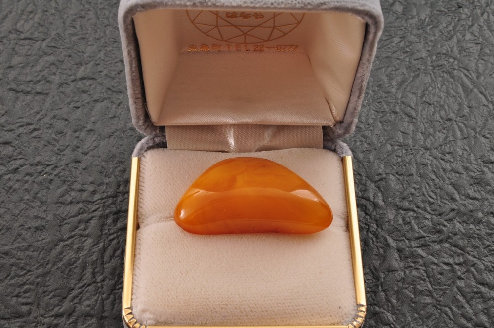 Baltic Royal Amber Brooch Date-shaped (36ｍｍ (1.41in) total 33.45ct) with case.