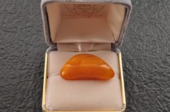 Baltic Royal Amber Brooch Date-shaped (36ｍｍ (1.41in) total 33.45ct) with case.