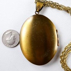 Pretty Brass Toned Picture Locket LARGE Floral Design 22″ Chain Gold Tone 2.5″