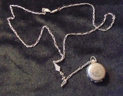 Vtg. 1928 Chain w Round Photo Pendant – OPEN UP FOUR 4 PHOTO CHAMBERS – Unique!
