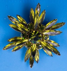 Judy Lee Starburst Brooch Pin Gold Tone 2.25″ Olive Green Rhinestone Vintage