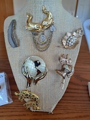 Brooches Vintage Varies Unique Designs & Styles 30 Brooches In This Grouping