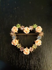 Avon PIN Valentines Vintage ROSE ACCENTED HEART Rhinestones Flower Brooch JJJ