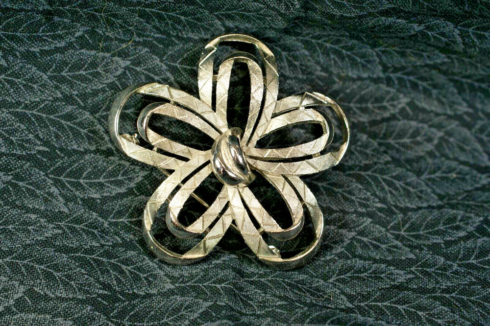BR27 – Vintage Brooch, Pin, Costume Jewelry, Silver Toned, Flower, 2 inches