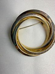 Vintage Interlocking Double Circle Brooch Gold Tone Textured Geometric Pin 4.5cm